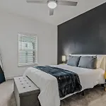 Complete Sleek Modern Apartment 10 Min To Parks Pets Allowed, Resort-Style Amenities
