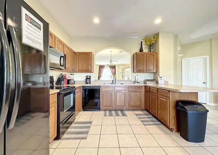This Amazing 6 Bedroom Property With A Lake View Villa