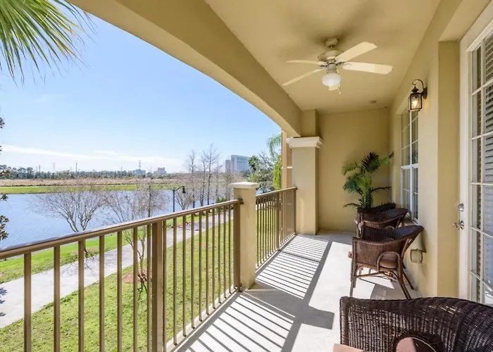 Gorgeous 3 Bed Lakeview, Vista Cay - 1010
