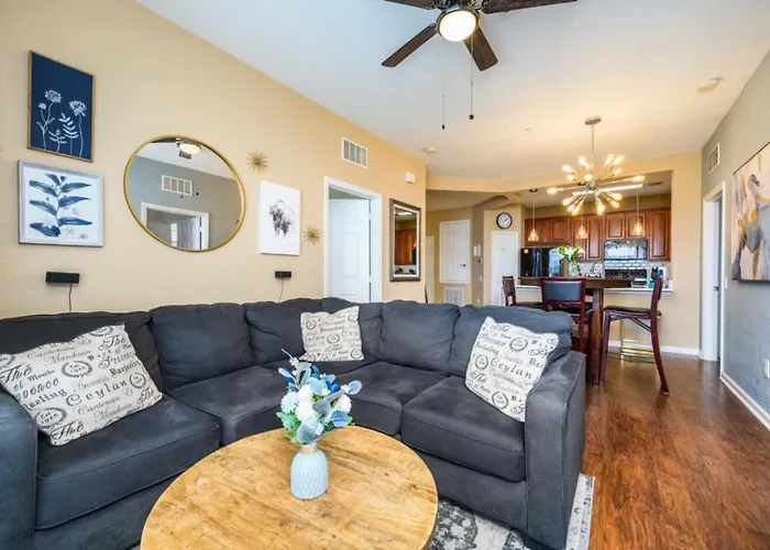 Beautiful Modern Condo, Near The Parks! 3021