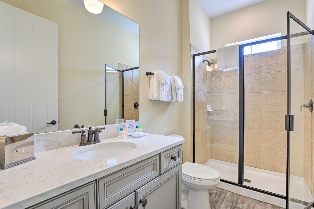 Contemporary With Hot Tub 4 Mi To Magic Holiday home Orlando