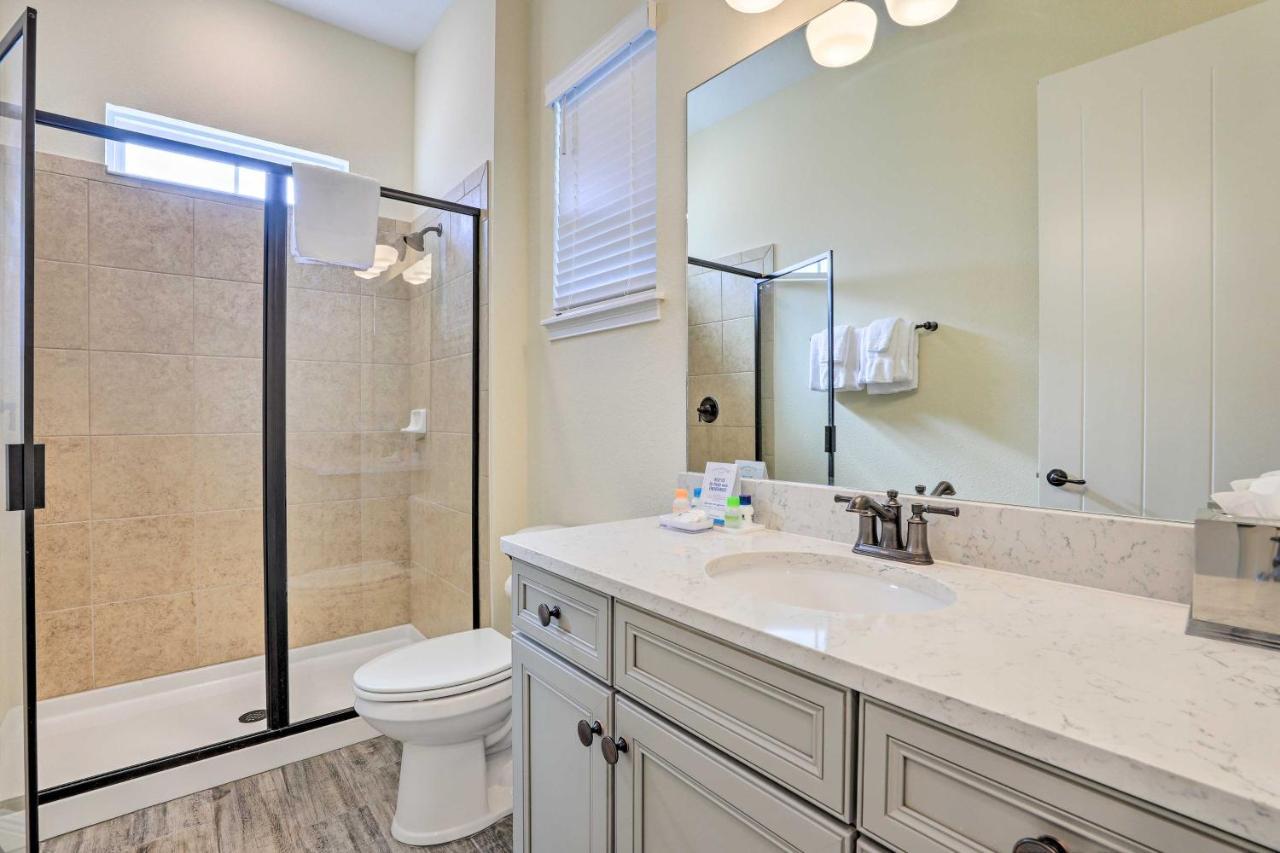 Contemporary With Hot Tub 4 Mi To Magic Orlando