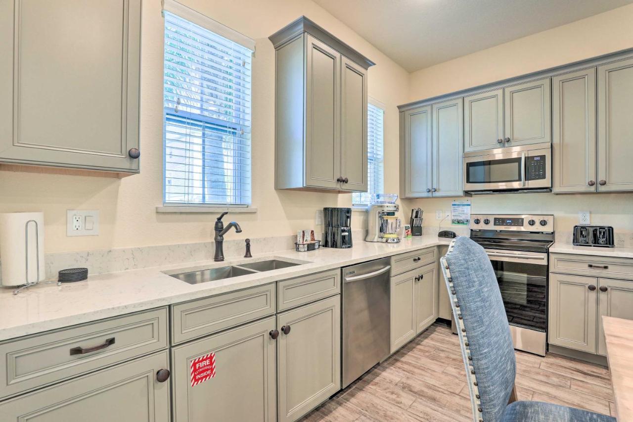 Contemporary With Hot Tub 4 Mi To Magic Holiday home *