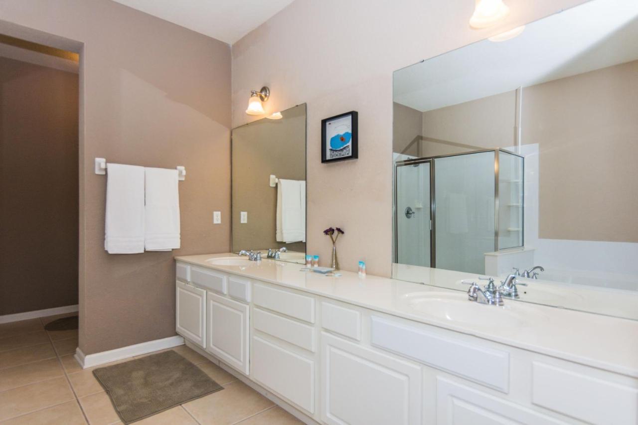 Holiday home 3br 2bath Balcony 5min Conv Center 1410ft *
