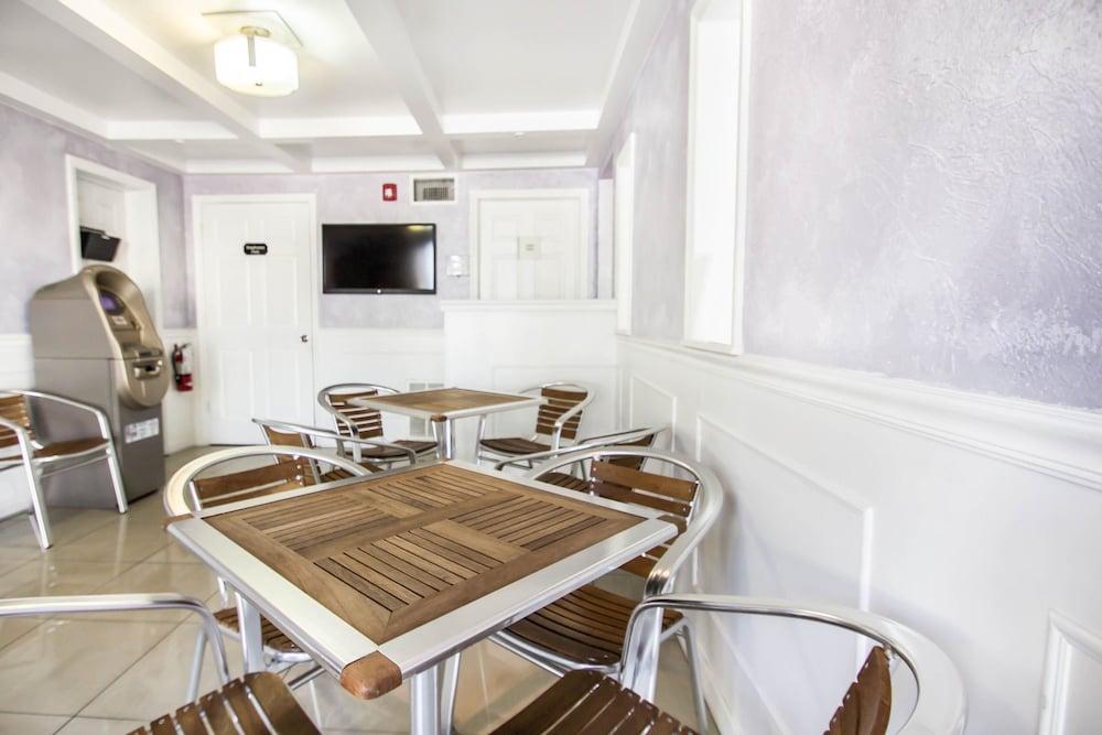 Hotel Suburban International Drive 2*