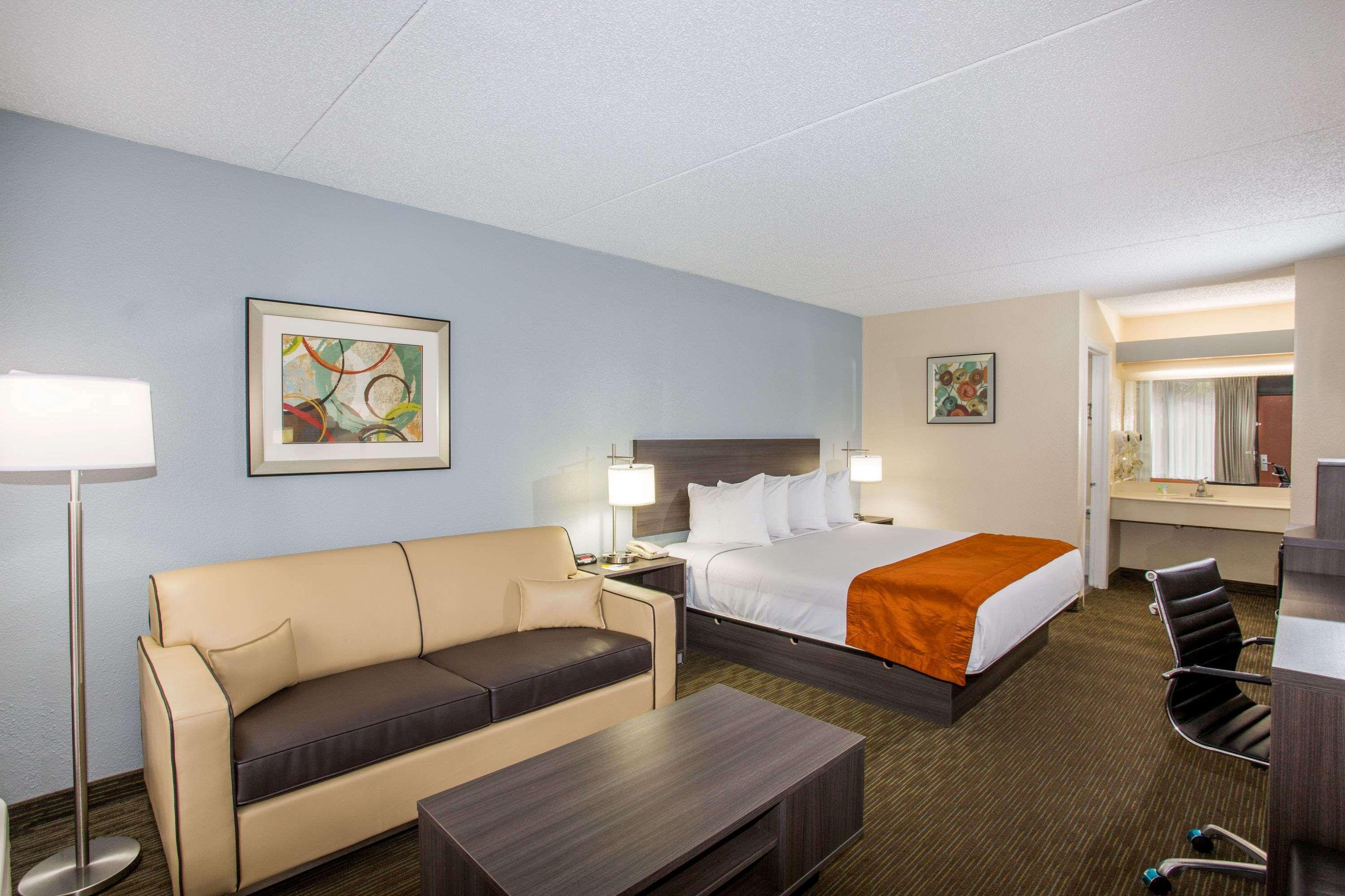 Days & By Wyndham Airport 2*