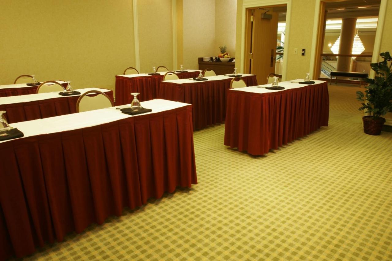 Hotel The Florida & Conference Center In The Florida Mall 4*