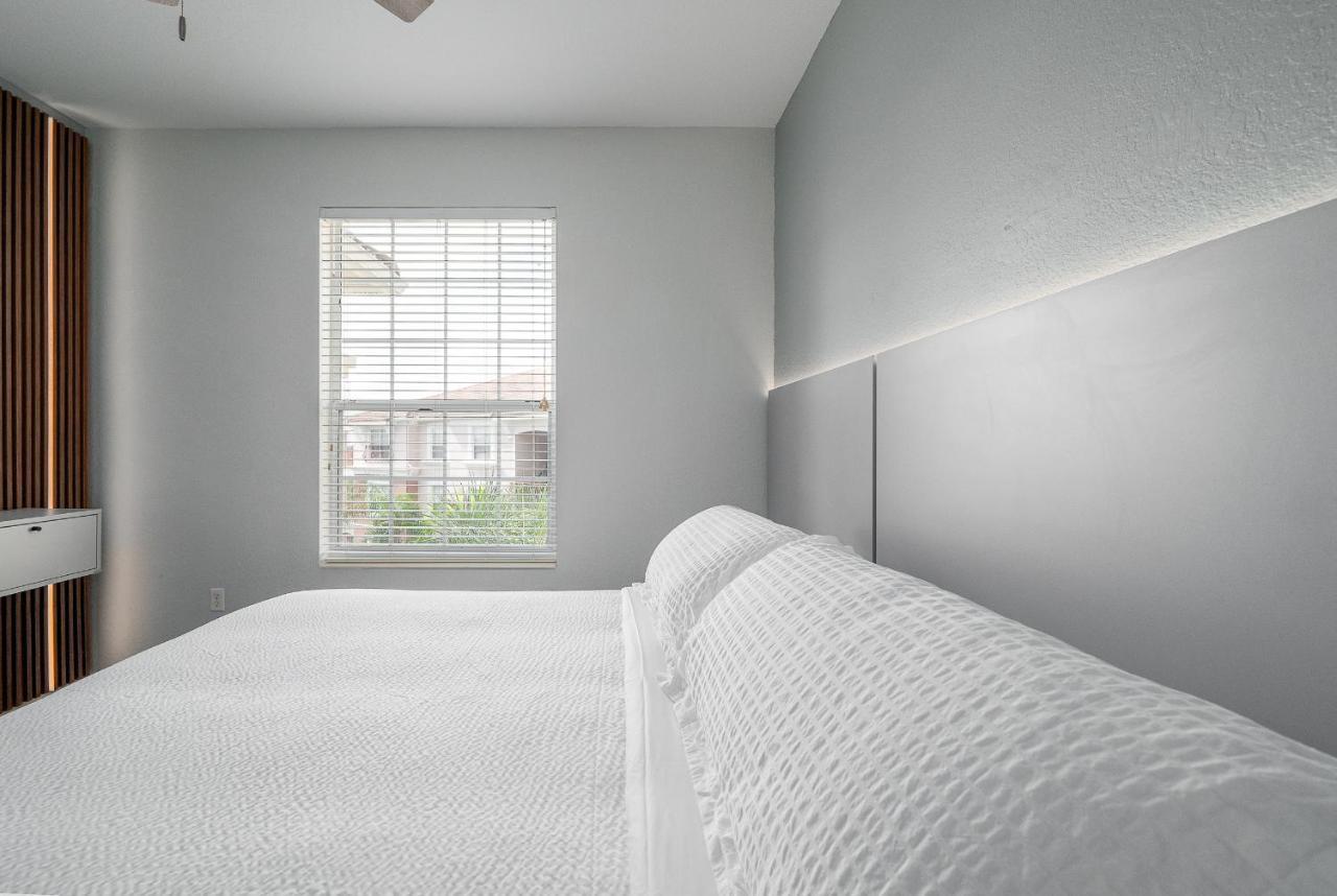Vista Cay Lakeview Chic Next To Pool Near Theme Parks Walk To The Convention Center Apartment Orlando