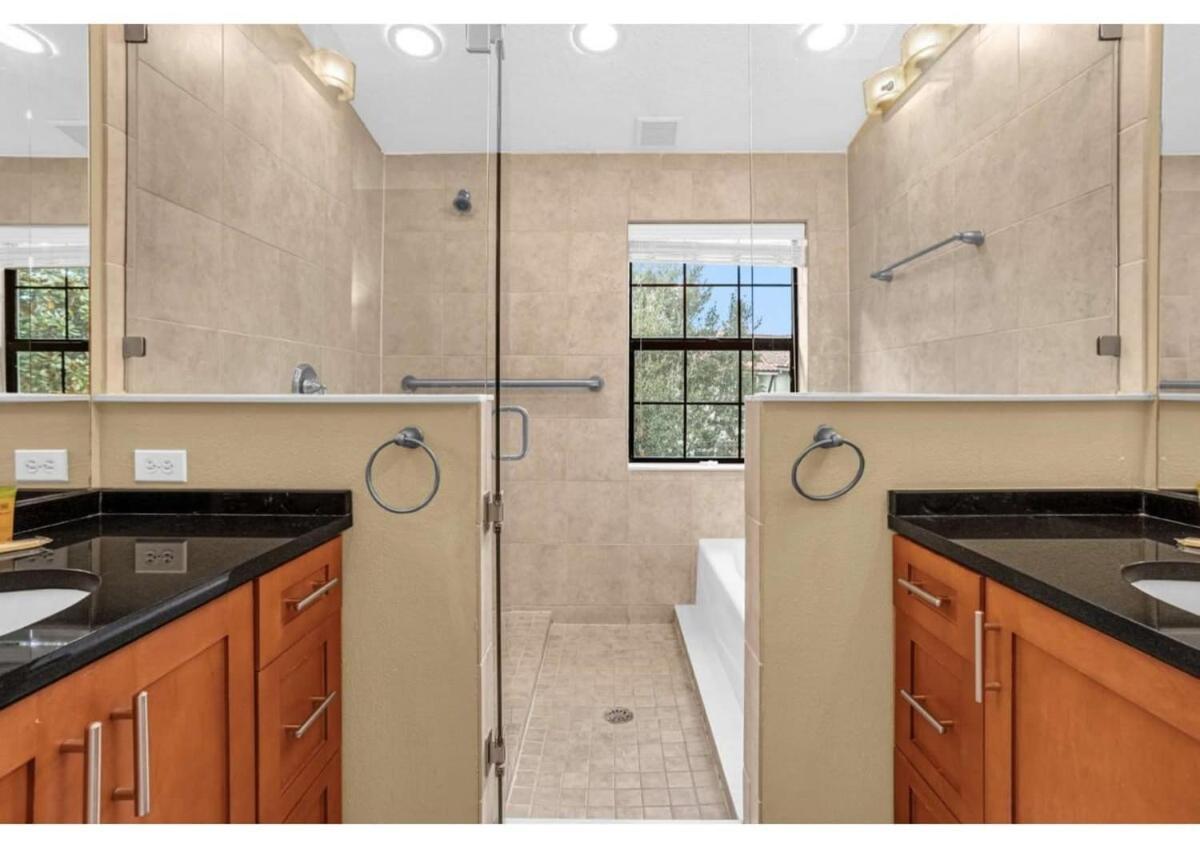 Luxury Townhome - 5 Minutes To