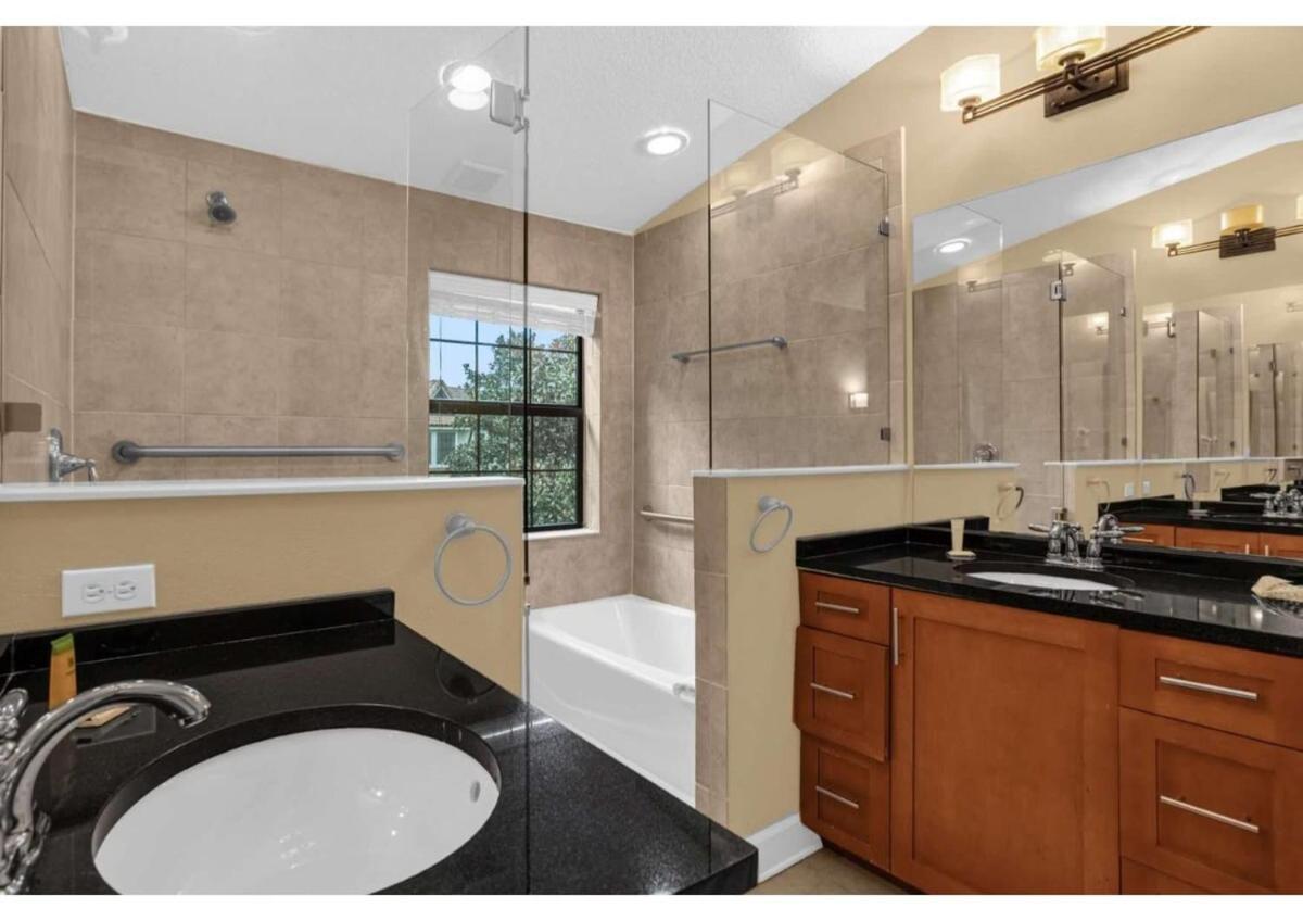 Luxury Townhome - 5 Minutes To Holiday home *