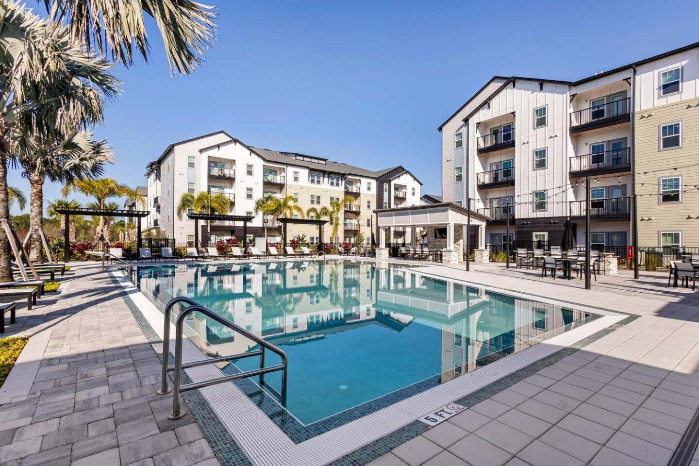 Apartment Complete Sleek Modern 10 Min To Parks Pets Allowed, Resort-style Amenities *