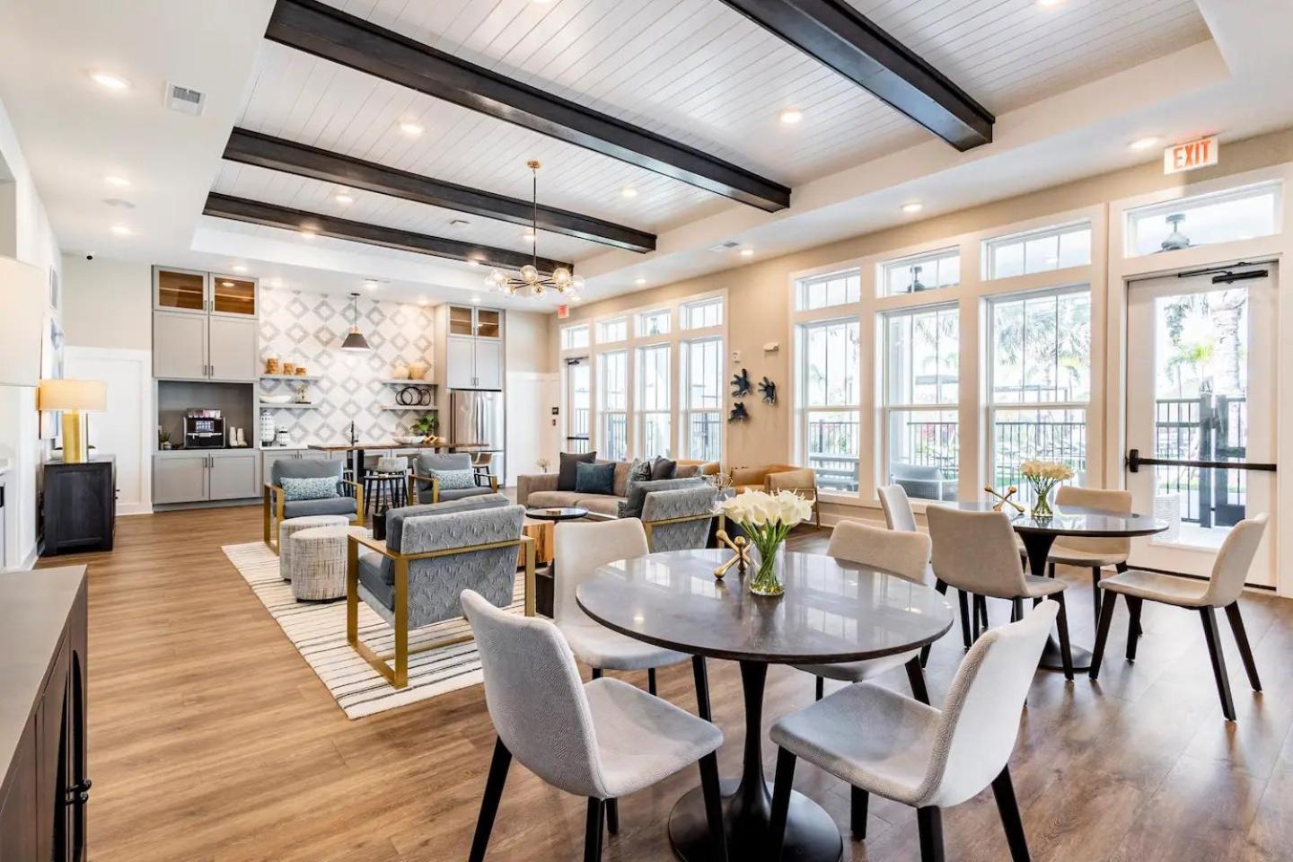 Complete Sleek Modern 10 Min To Parks Pets Allowed, Resort-style Amenities