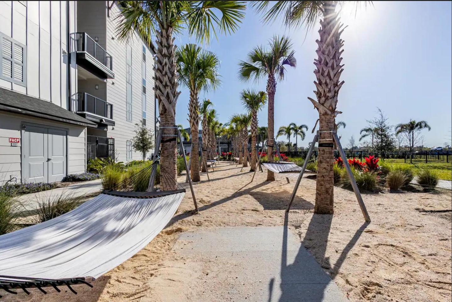 Complete Sleek Modern 10 Min To Parks Pets Allowed, Resort-style Amenities