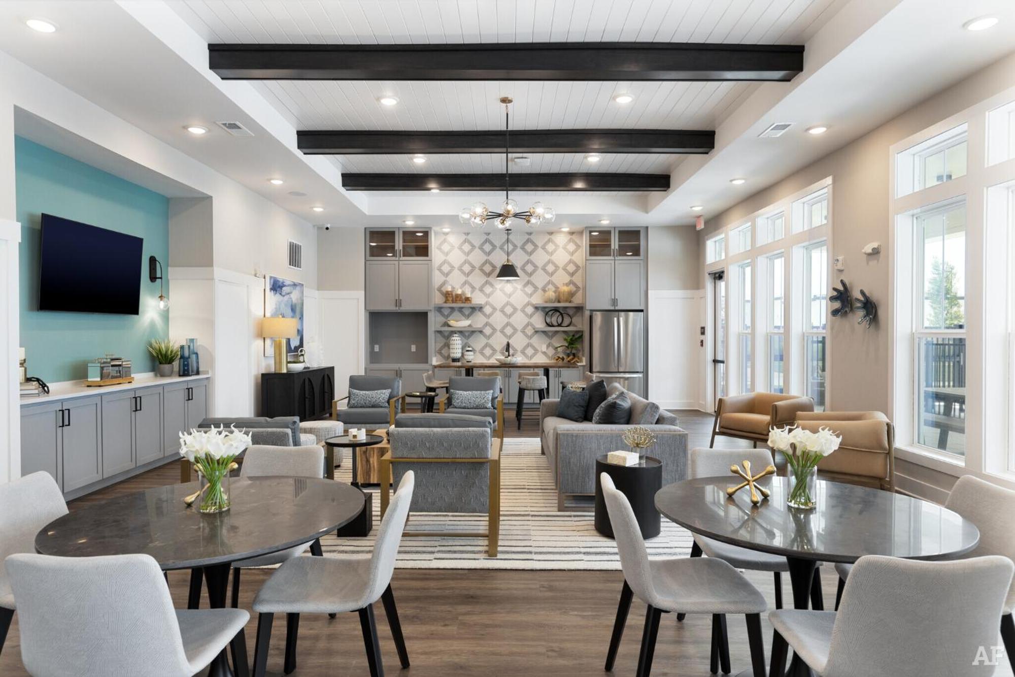 Complete Sleek Modern 10 Min To Parks Pets Allowed, Resort-style Amenities Apartment *