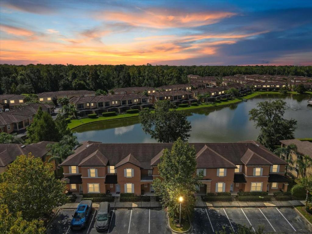 3 Bedrooms - 3 Bathrooms - Regal Oaks 5714 Dd