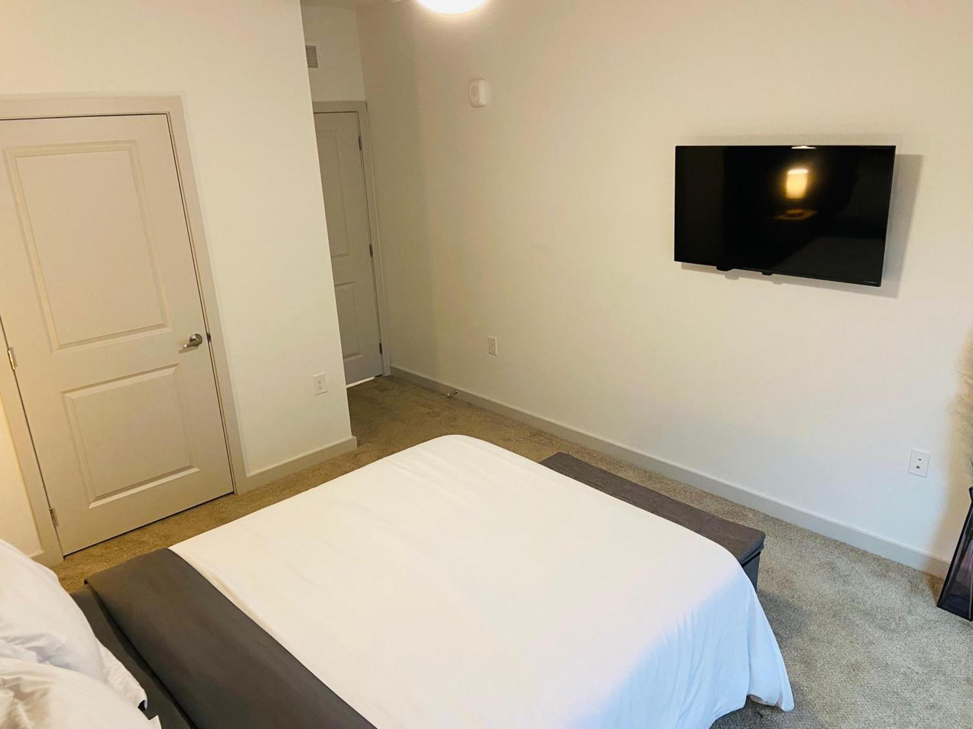 Complete Sleek Modern 10 Min To Parks Pets Allowed, Resort-style Amenities