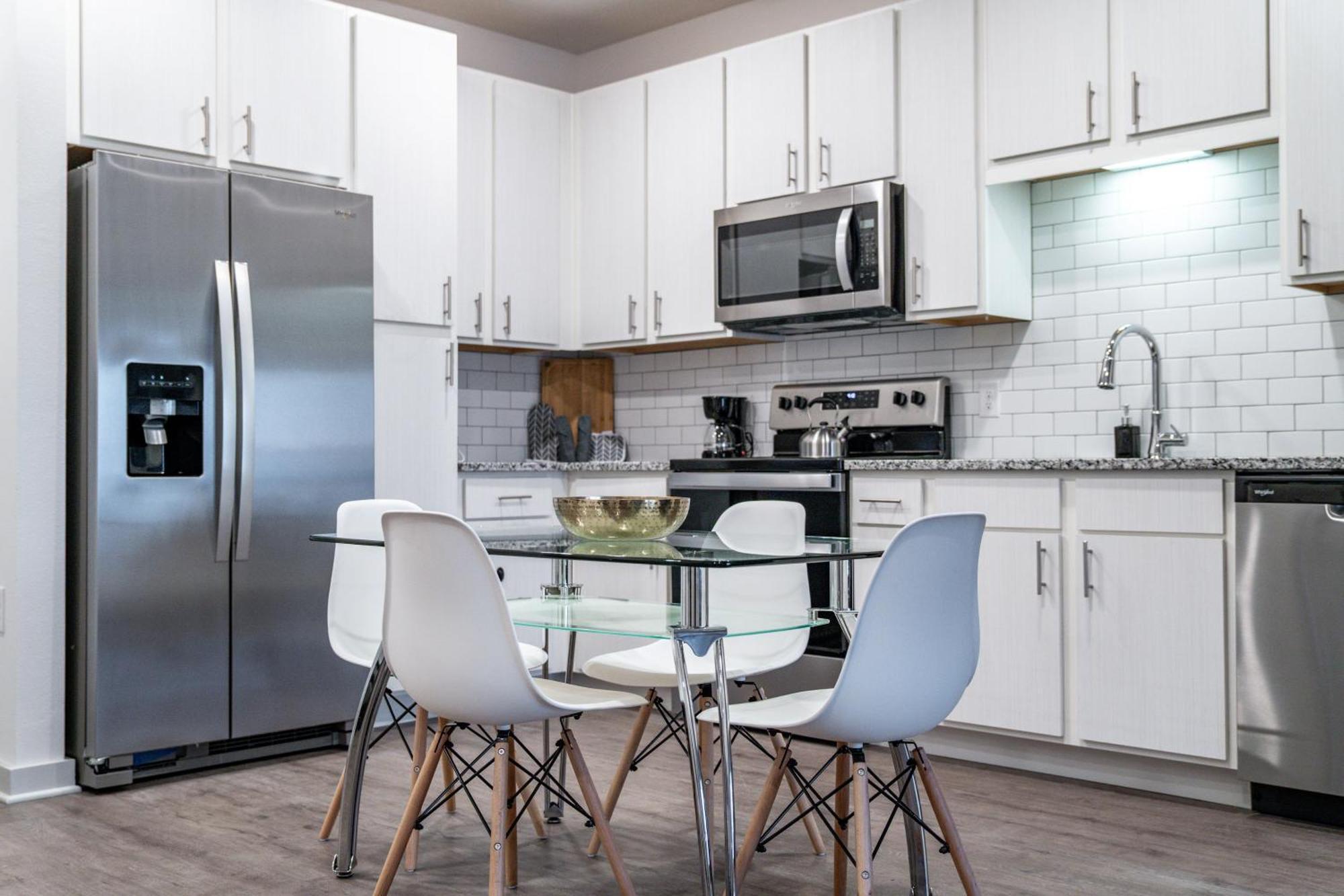 Apartment Complete Sleek Modern 10 Min To Parks Pets Allowed, Resort-style Amenities