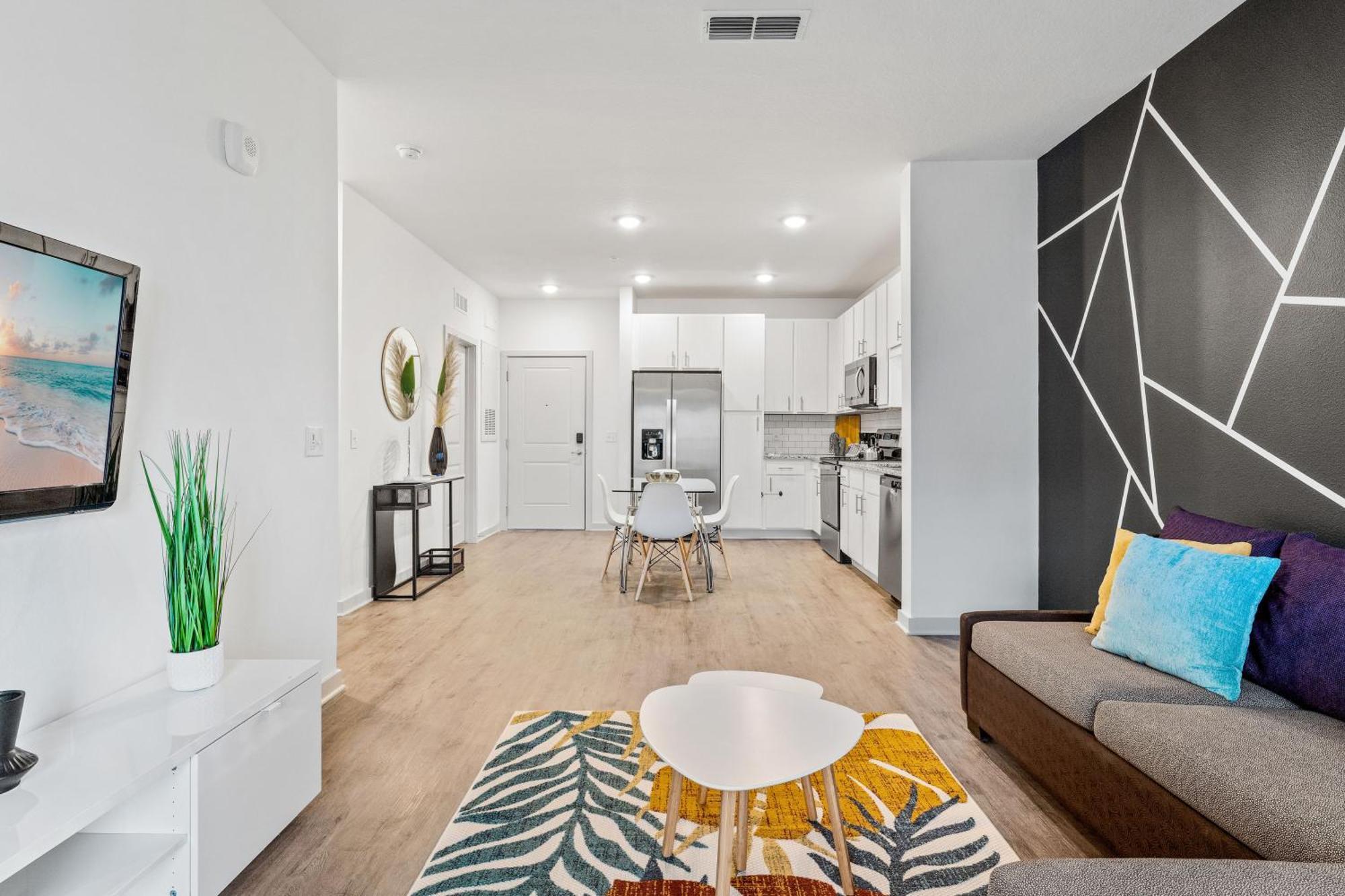 Complete Sleek Modern 10 Min To Parks Pets Allowed, Resort-style Amenities Apartment