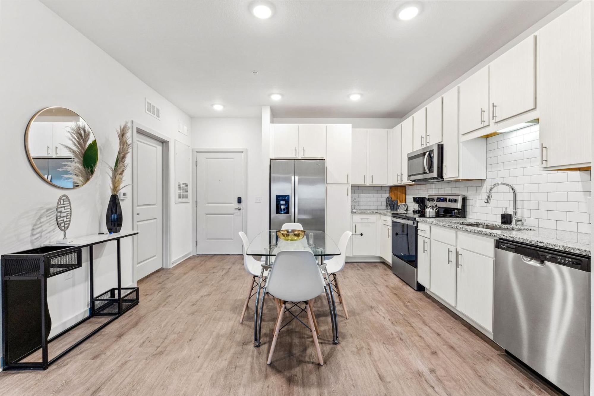 Complete Sleek Modern 10 Min To Parks Pets Allowed, Resort-style Amenities