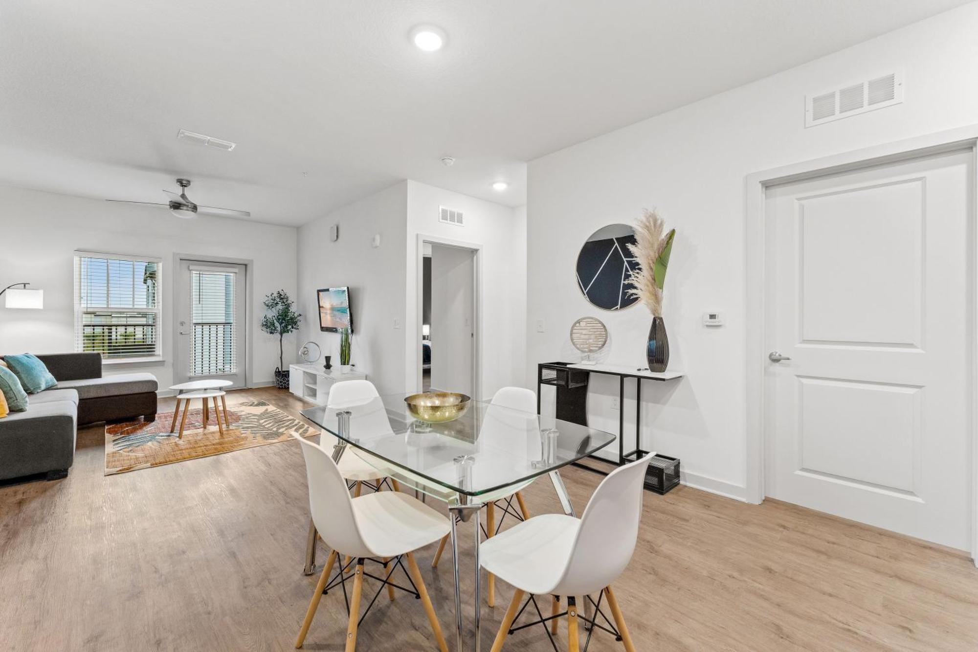 Apartment Complete Sleek Modern 10 Min To Parks Pets Allowed, Resort-style Amenities *
