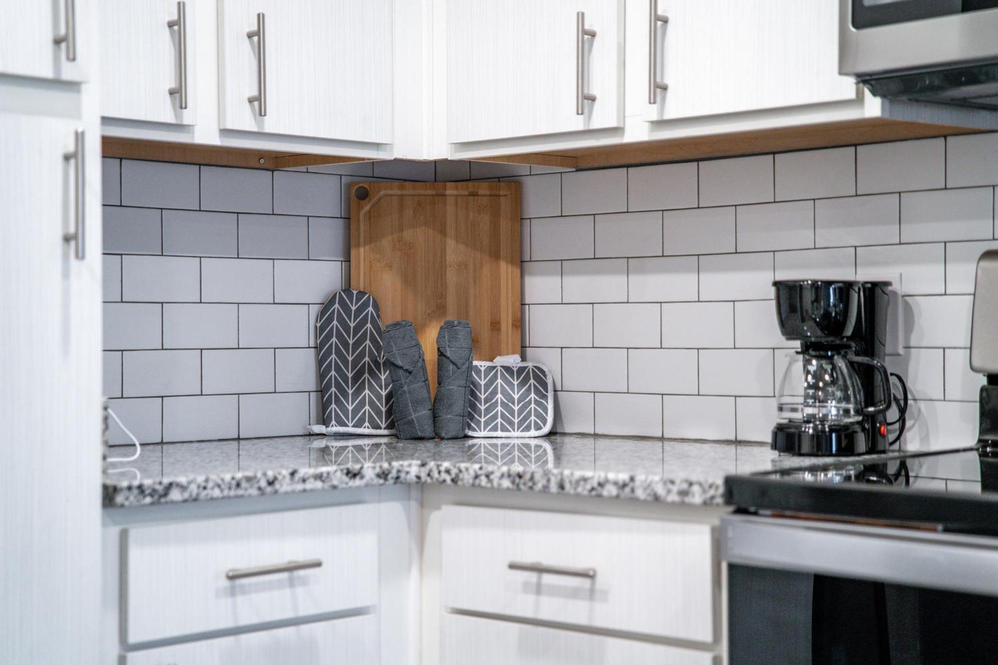 Complete Sleek Modern 10 Min To Parks Pets Allowed, Resort-style Amenities Apartment Orlando