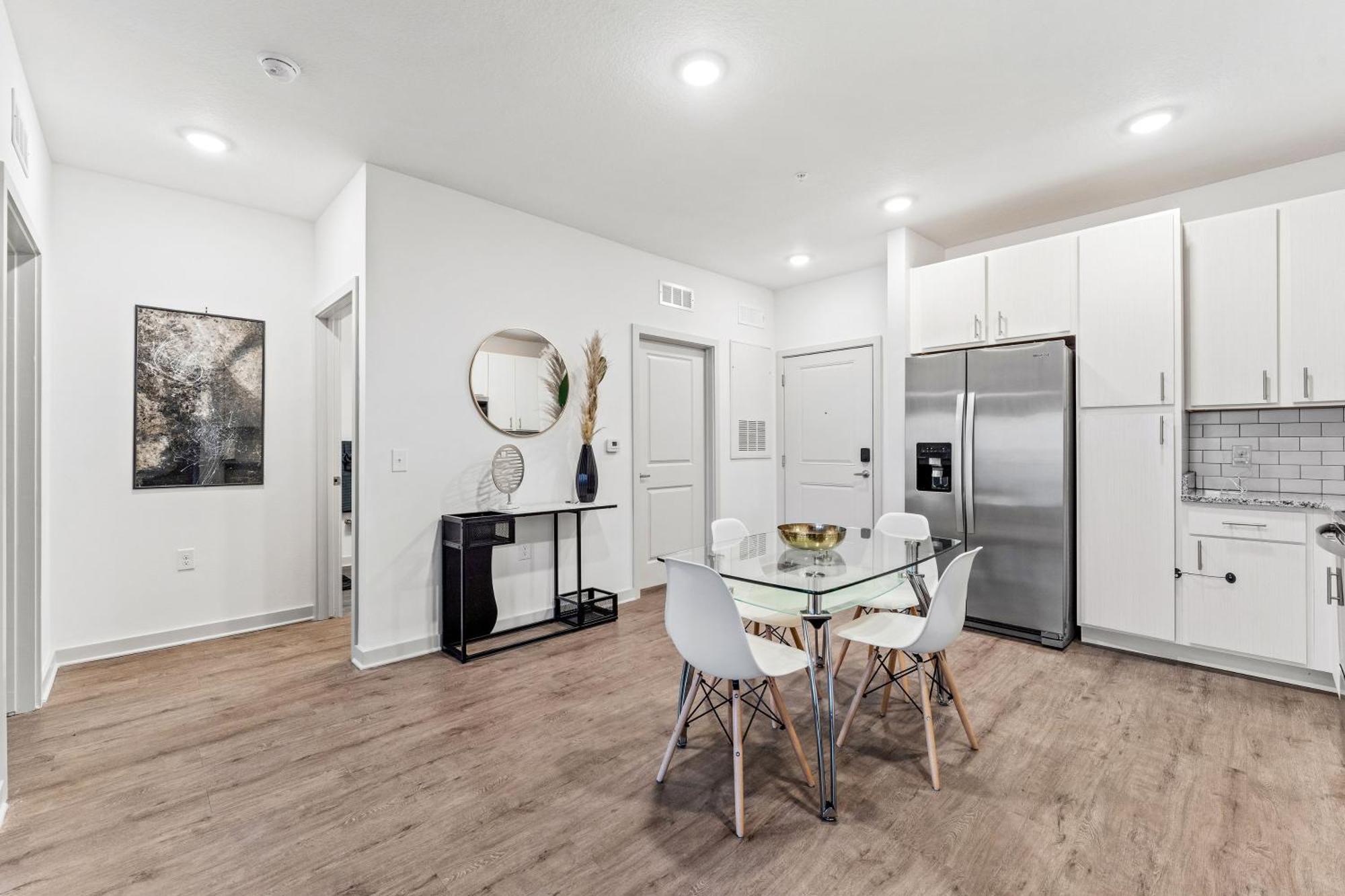 Complete Sleek Modern 10 Min To Parks Pets Allowed, Resort-style Amenities Apartment *