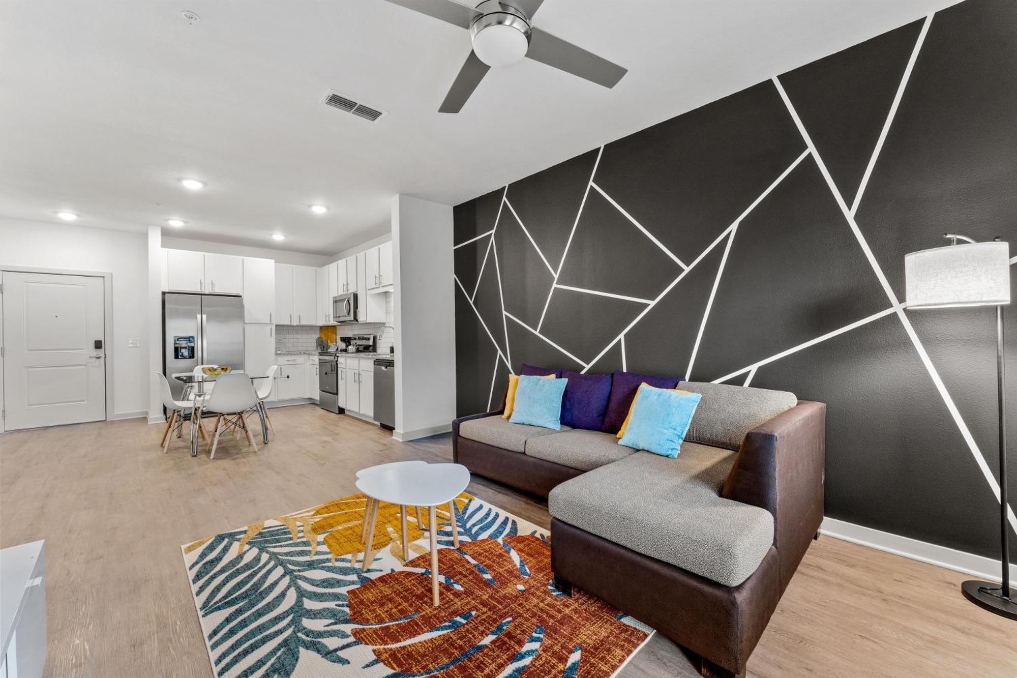 Complete Sleek Modern 10 Min To Parks Pets Allowed, Resort-style Amenities