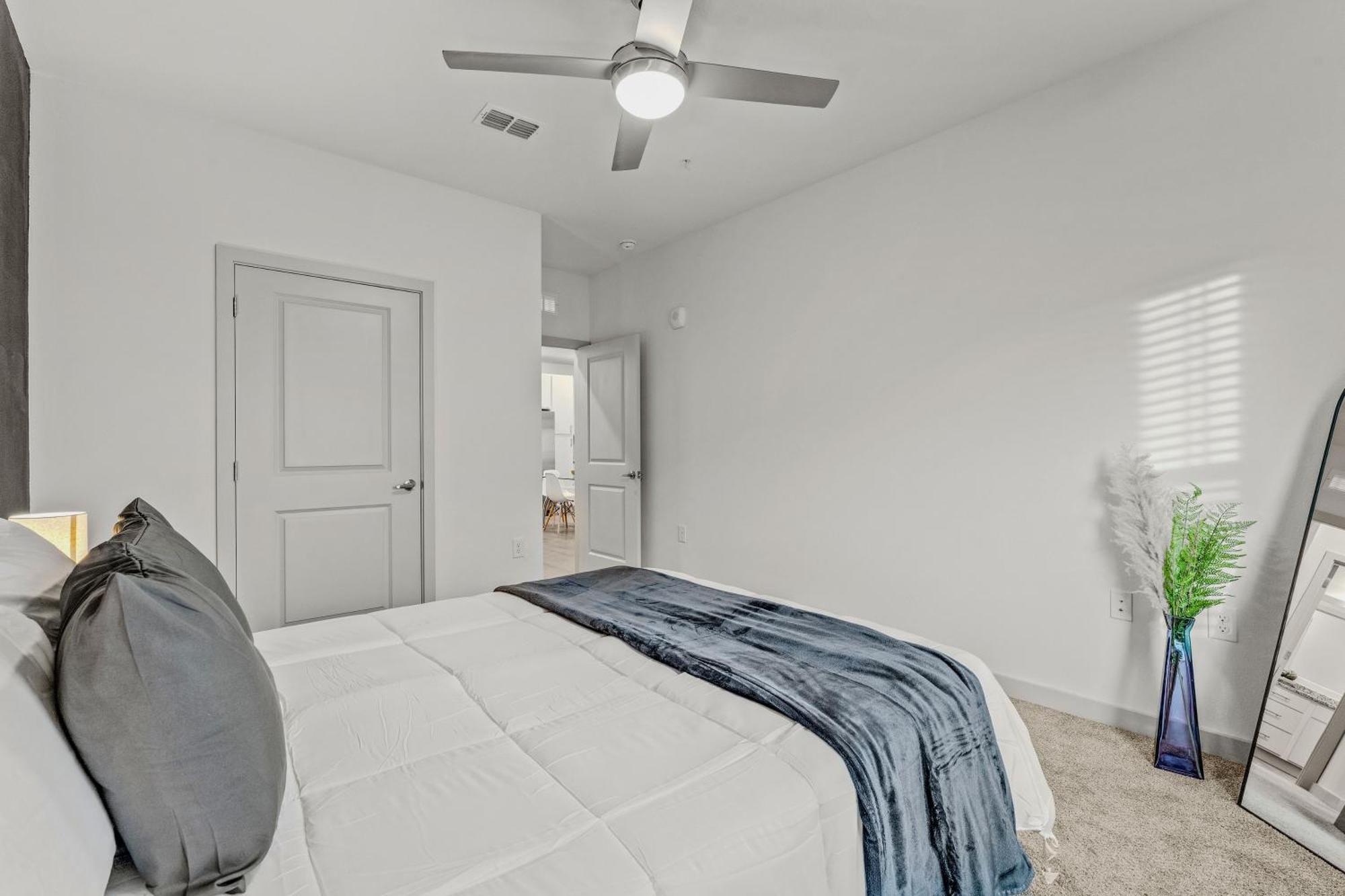 Complete Sleek Modern 10 Min To Parks Pets Allowed, Resort-style Amenities Apartment