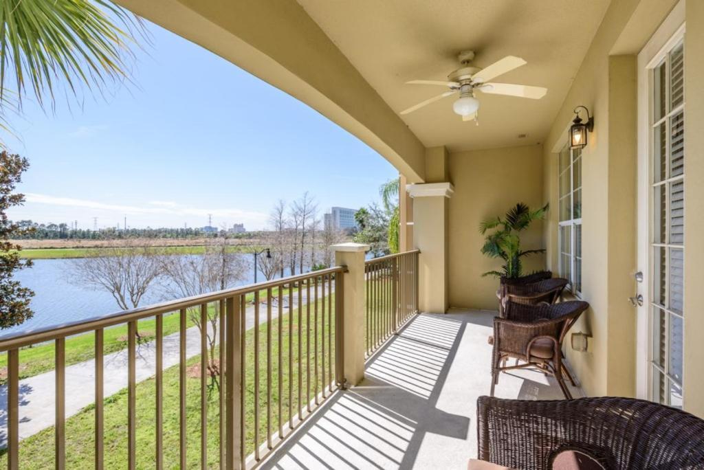 Gorgeous 3 Bed Lakeview, Vista Cay - 1010
