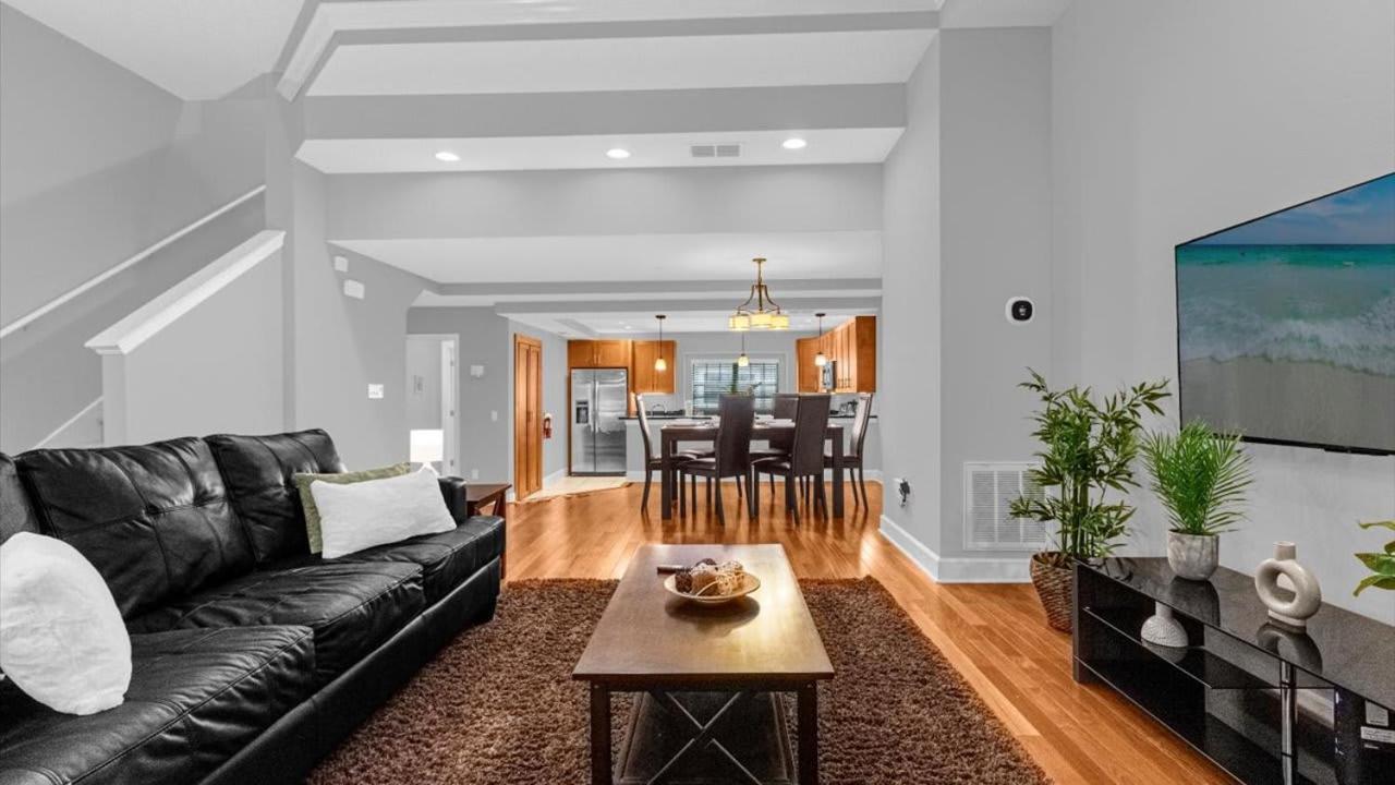 Luxury Townhome - 5 Minutes To Holiday home
