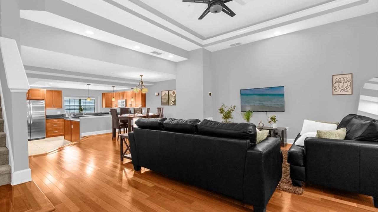 Luxury Townhome - 5 Minutes To Holiday home