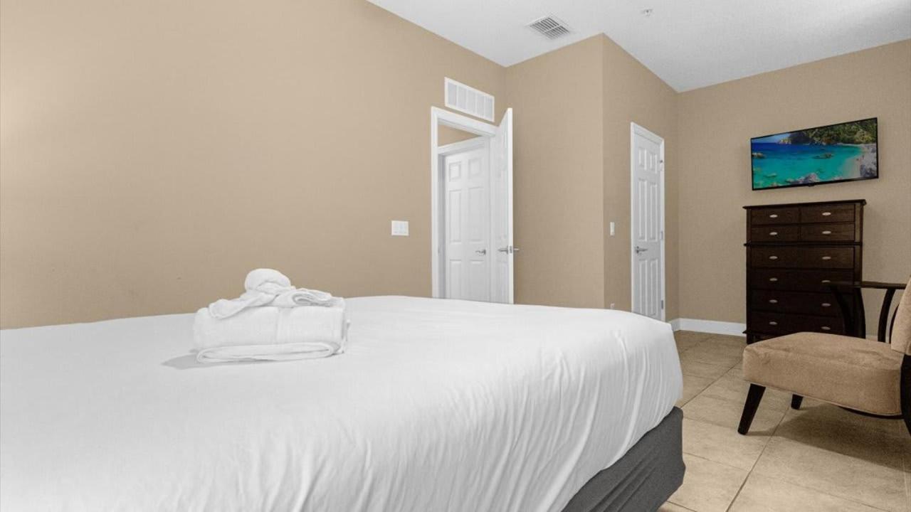 Luxury Townhome - 5 Minutes To