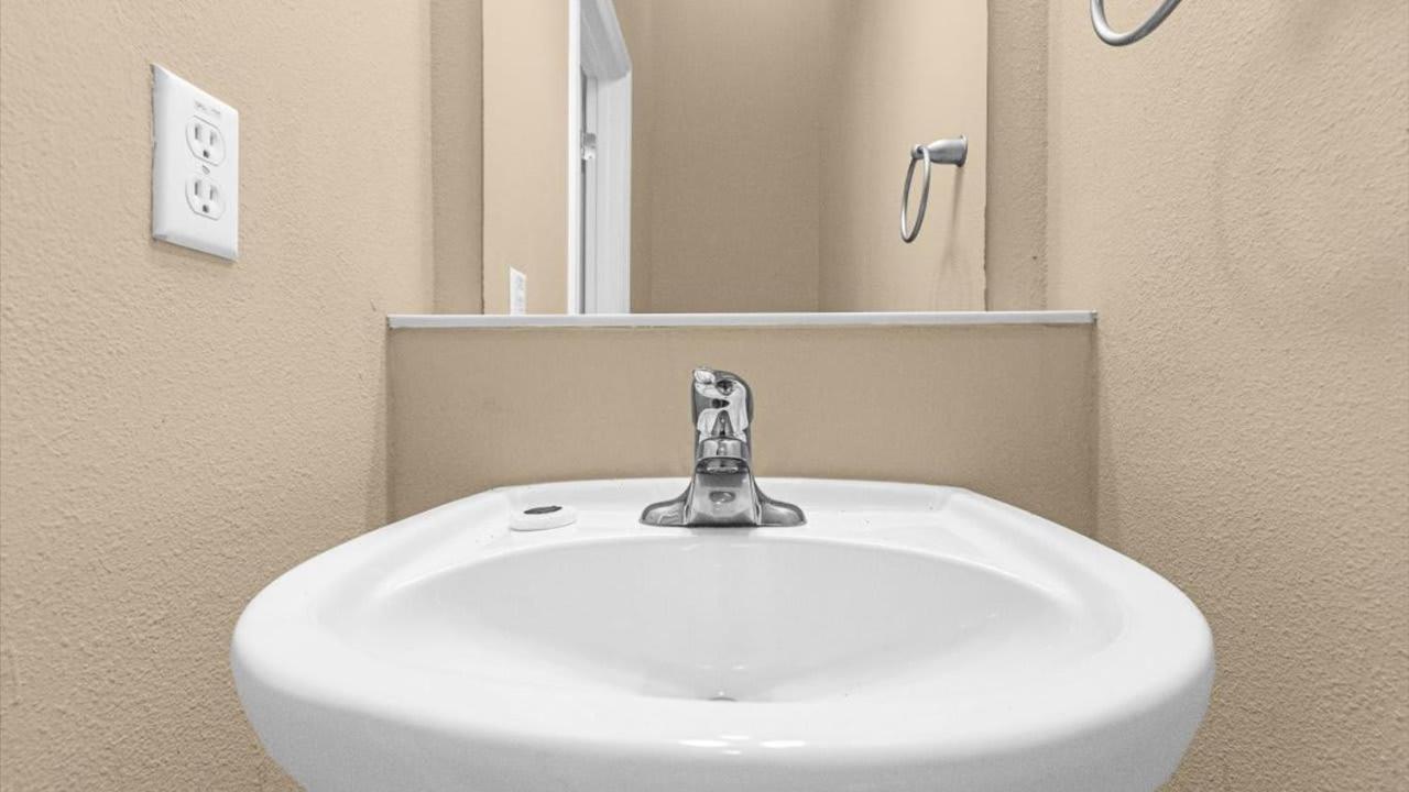 Luxury Townhome - 5 Minutes To *