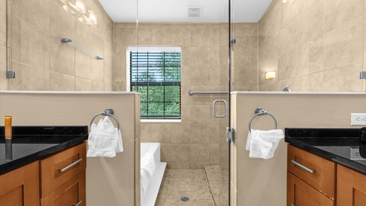 Luxury Townhome - 5 Minutes To Holiday home