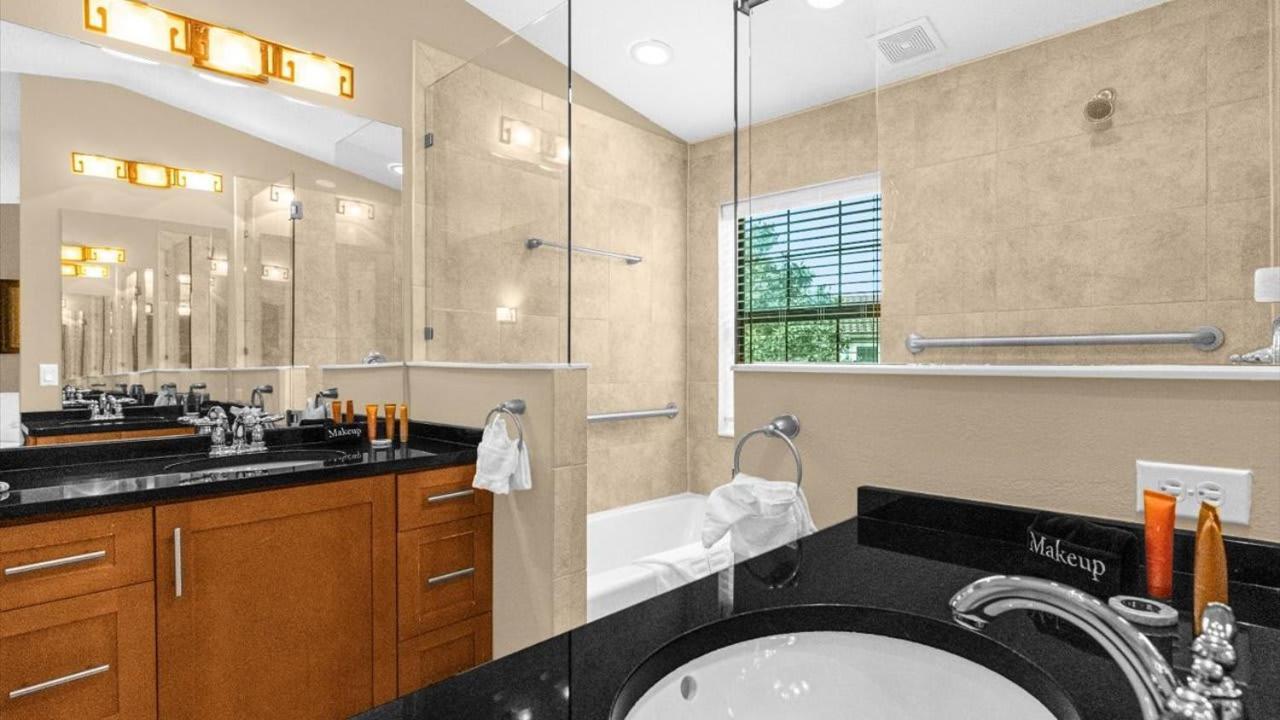 Luxury Townhome - 5 Minutes To