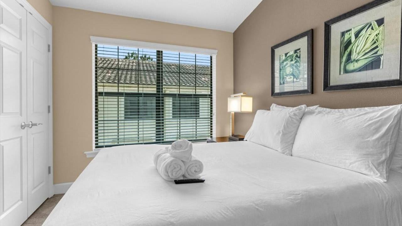 Luxury Townhome - 5 Minutes To Holiday home *