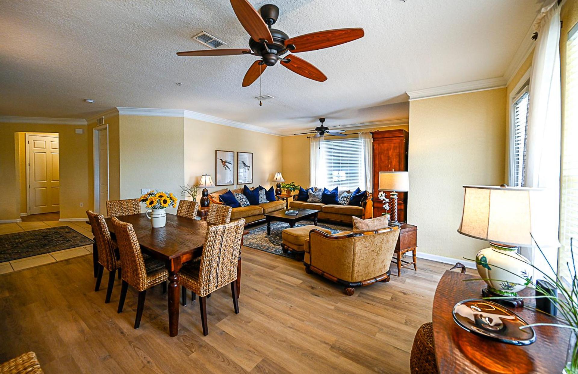 Gorgeous 3 Bed Lakeview, Vista Cay - 1010