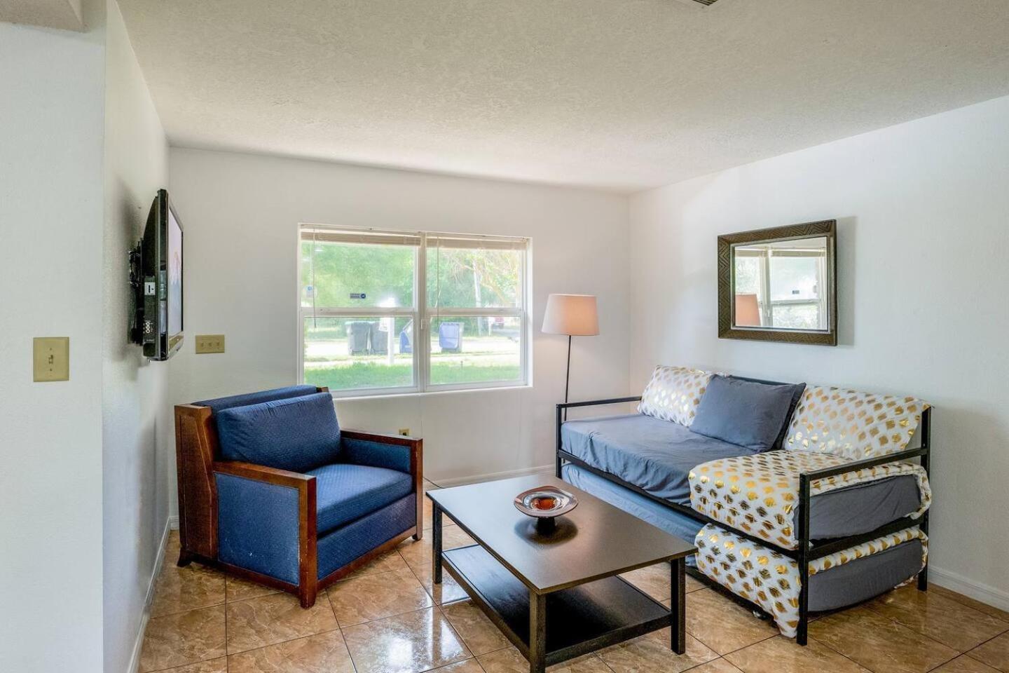 Holiday home 2Br Getaway Private, Pet-Friendly Fast Wi-Fi *