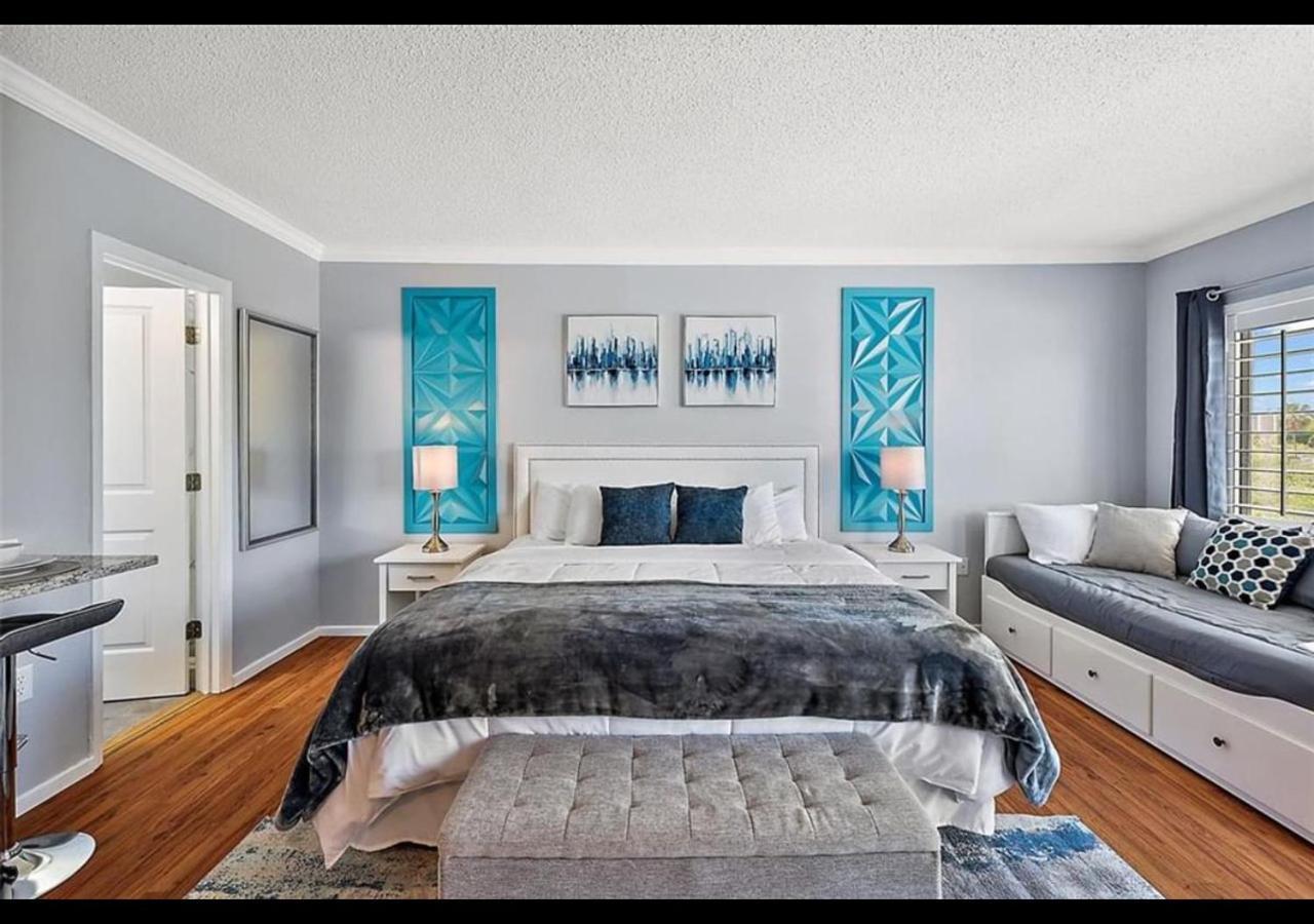 Gorgeous Spot Universal
