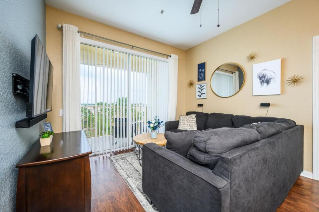 Apartment Beautiful Modern Condo, Near The Parks! 3021 *