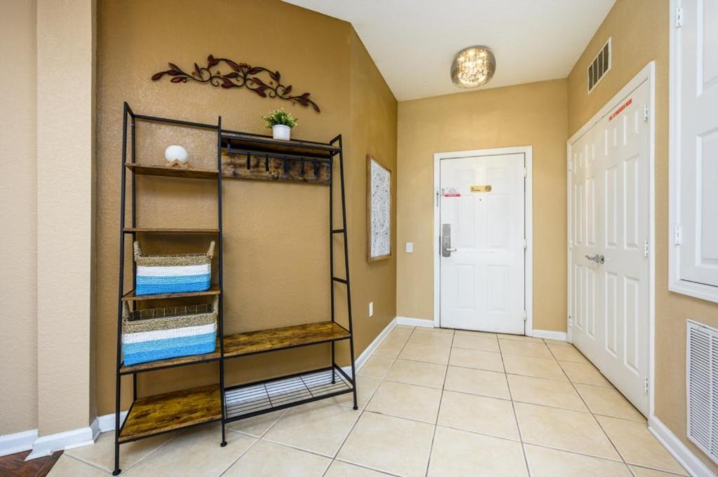 Beautiful Modern Condo, Near The Parks! 3021 Orlando