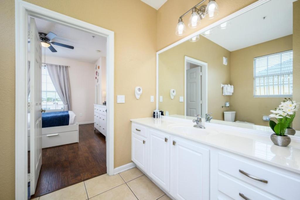 Beautiful Modern Condo, Near The Parks! 3021 Apartment