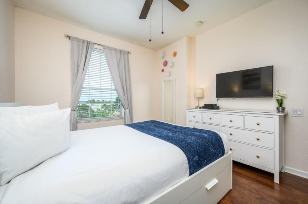 Beautiful Modern Condo, Near The Parks! 3021 Apartment