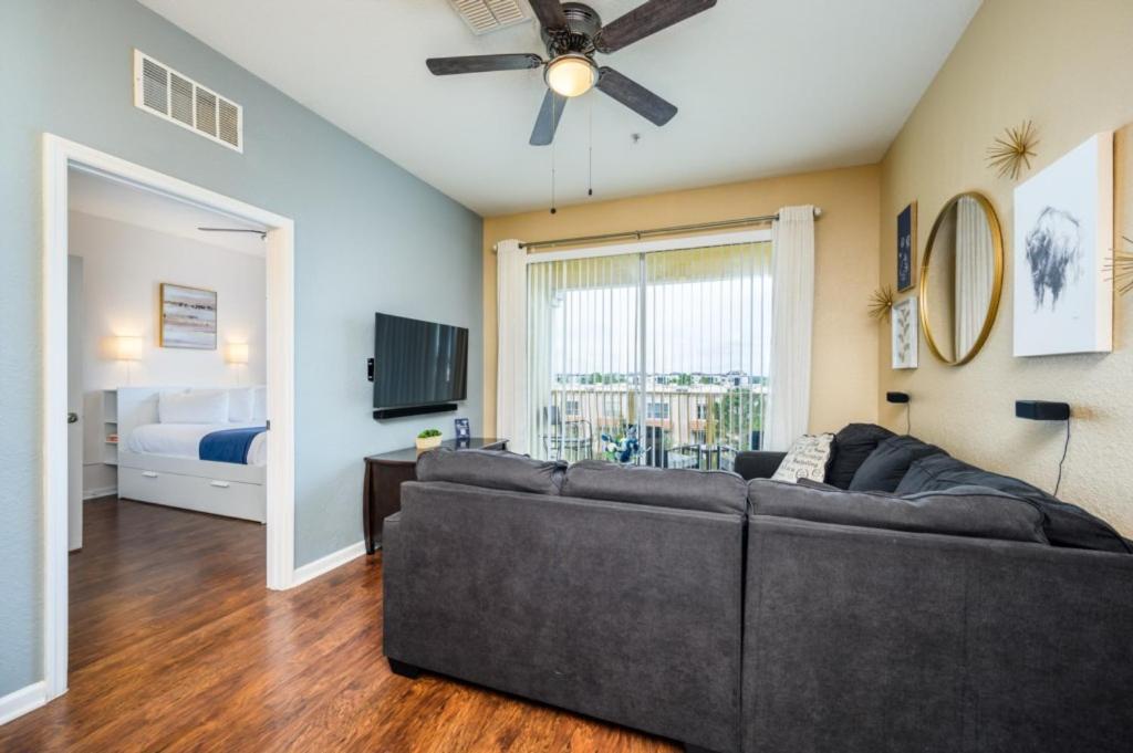 Beautiful Modern Condo, Near The Parks! 3021 Apartment