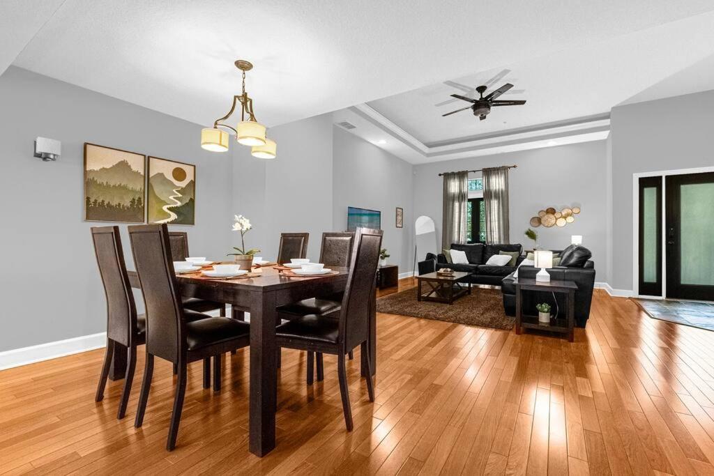 Charming 4br Family Townhouse Inside Area