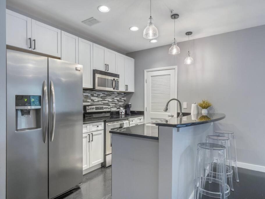 Lovely 2bdrm 2bath Thorton Park With Secure Parking
