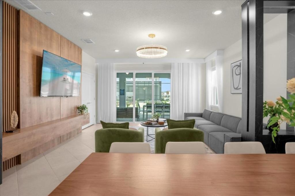 7 Bedrooms- 5,5 Bathrooms- Windsor Cay1301er