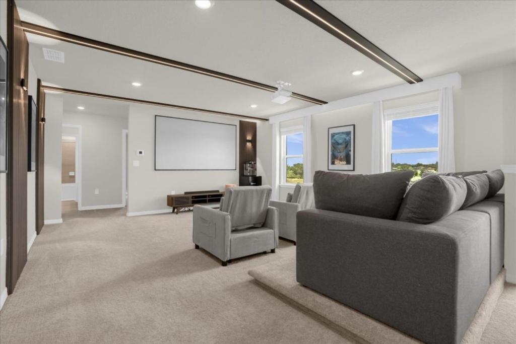 7 Bedrooms- 5,5 Bathrooms- Windsor Cay1301er *