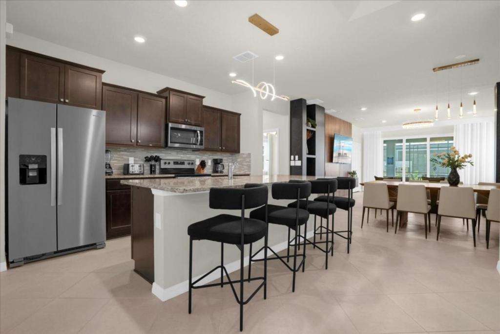 7 Bedrooms- 5,5 Bathrooms- Windsor Cay1301er