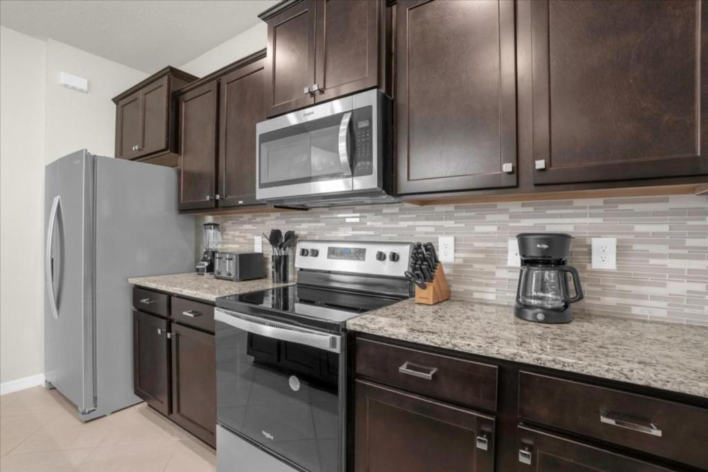 7 Bedrooms- 5,5 Bathrooms- Windsor Cay1301er